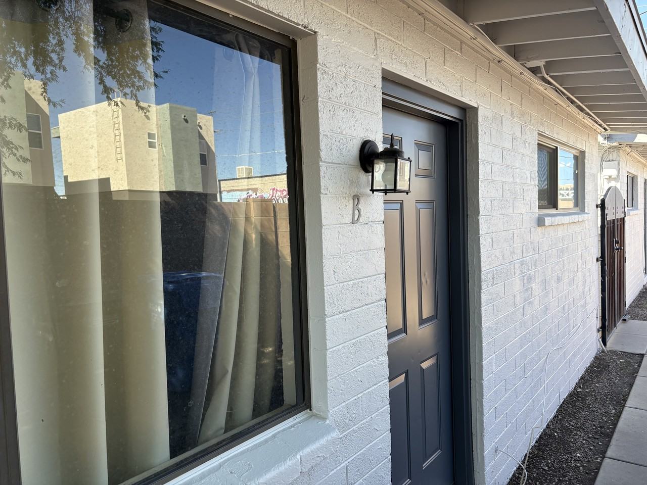 1736 W Sherman St #B - Photo 2 of 3