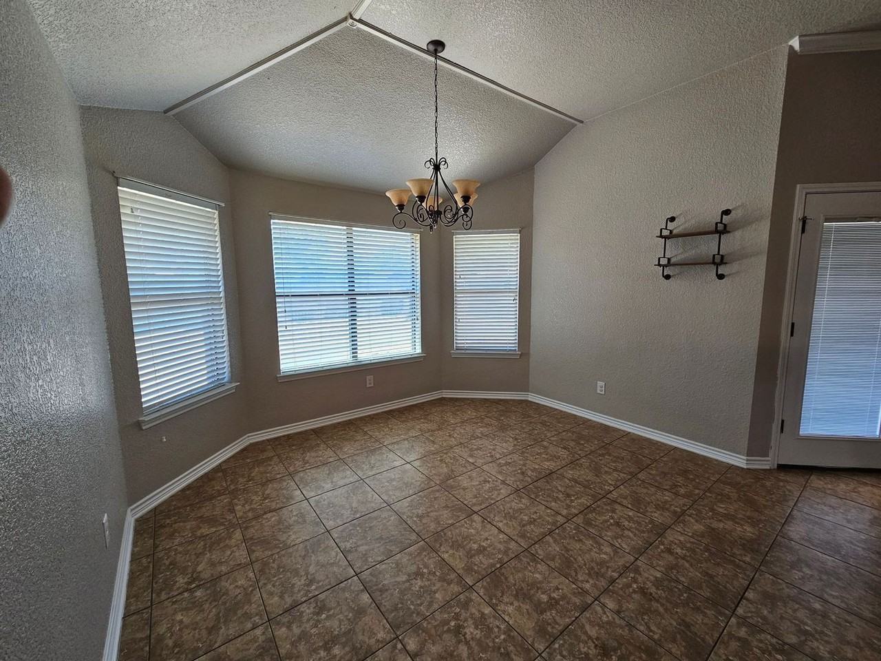 2704 Ancestor Dr - Photo 5 of 16