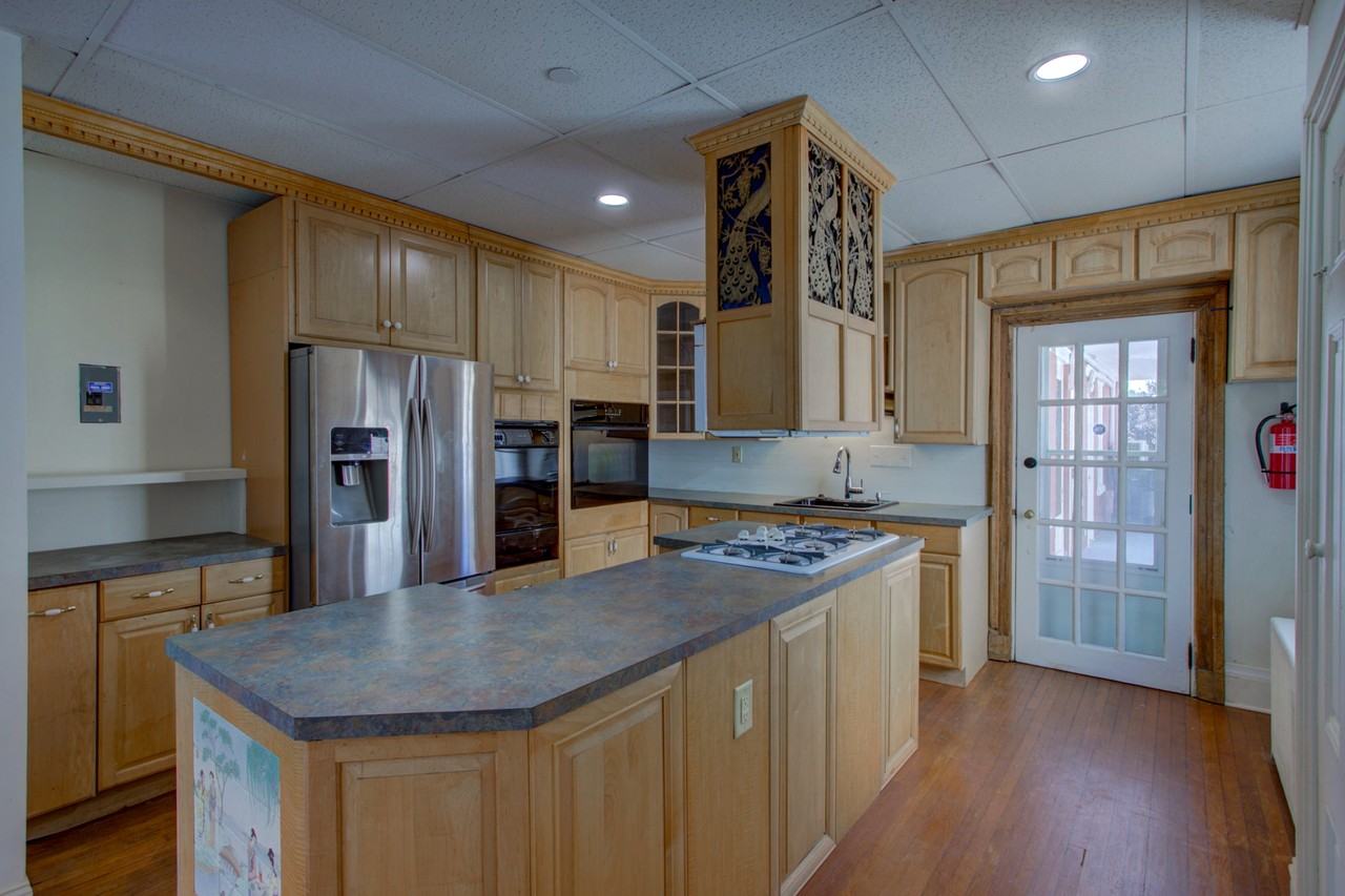 513 Locust St - Photo 4 of 23