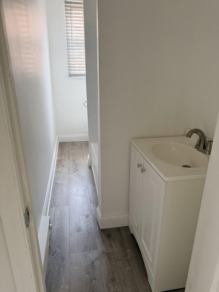 407 W 8th St #4 - Photo 5 of 7