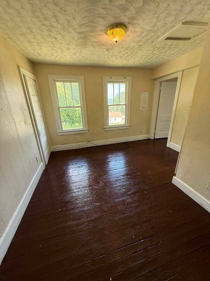 1182 1/2 Wheeling Ave #1182-1-2 - Photo 3 of 8