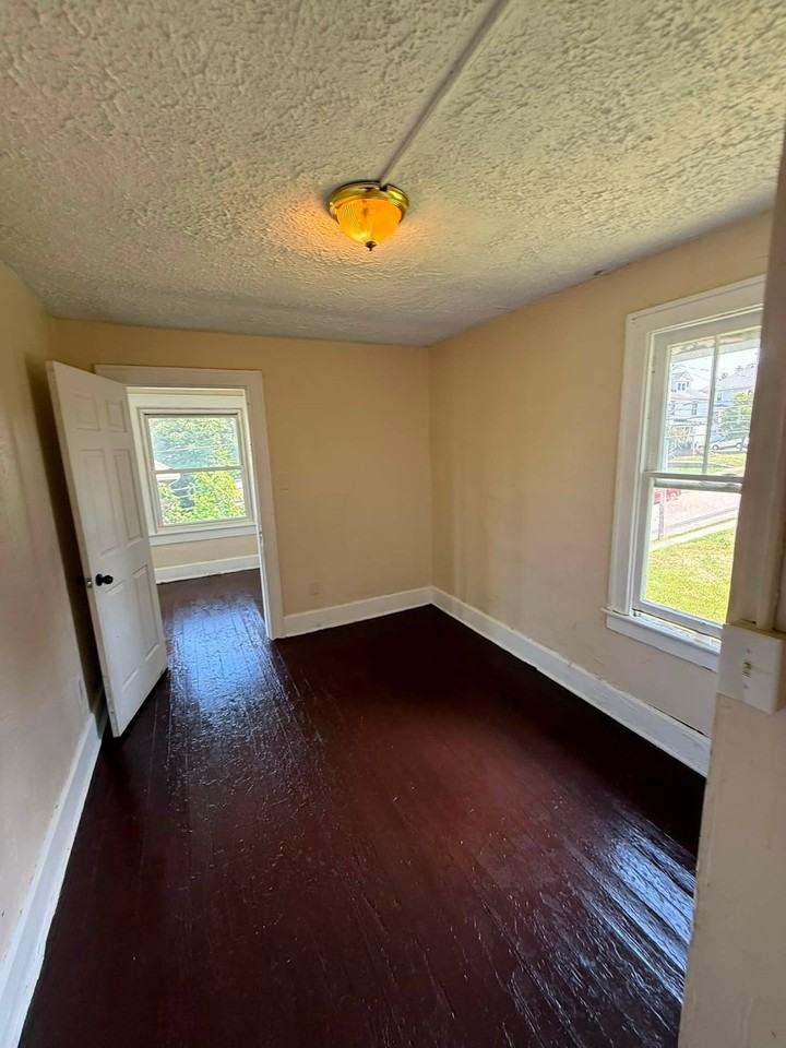 1182 1/2 Wheeling Ave #1182-1-2 - Photo 4 of 8