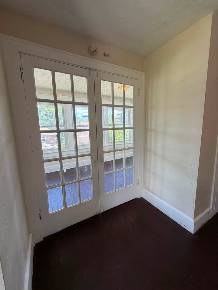 1182 1/2 Wheeling Ave #1182-1-2 - Photo 6 of 8