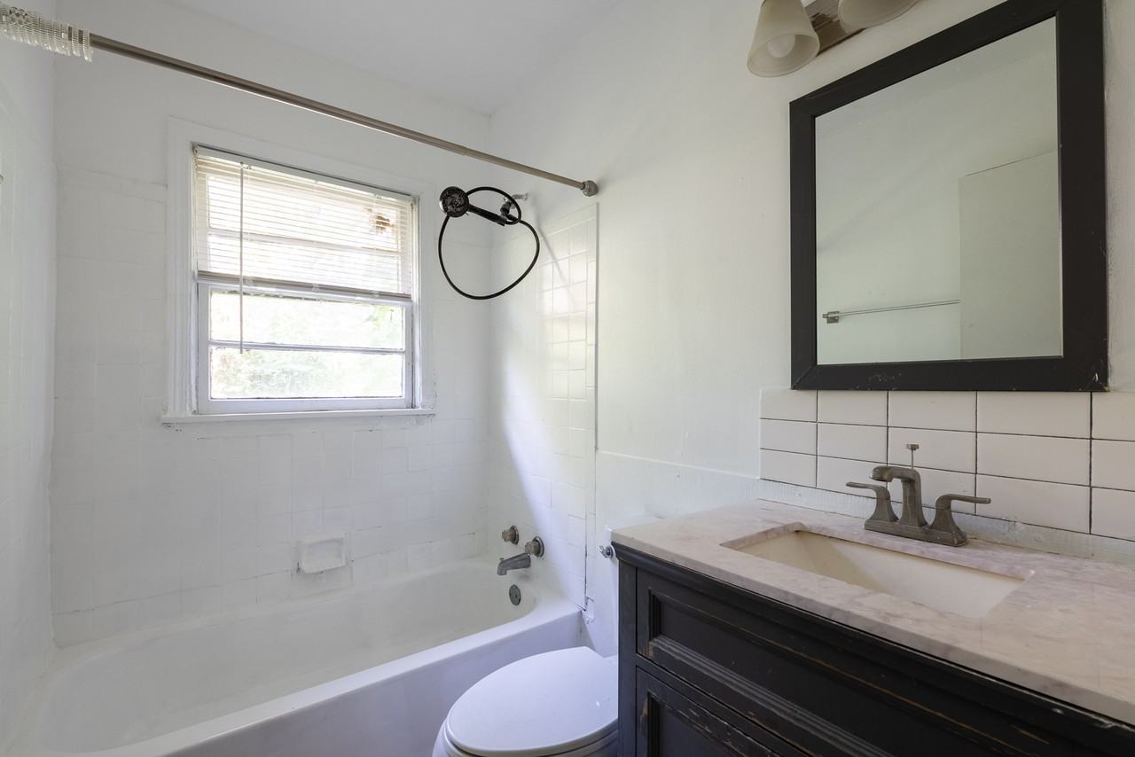 1119 Regent St Sw #B - Photo 5 of 9