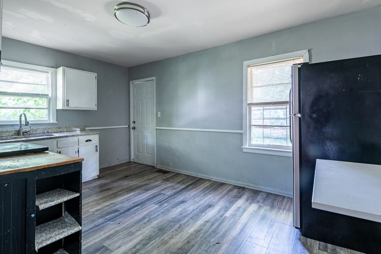 1119 Regent St Sw #B - Photo 6 of 9