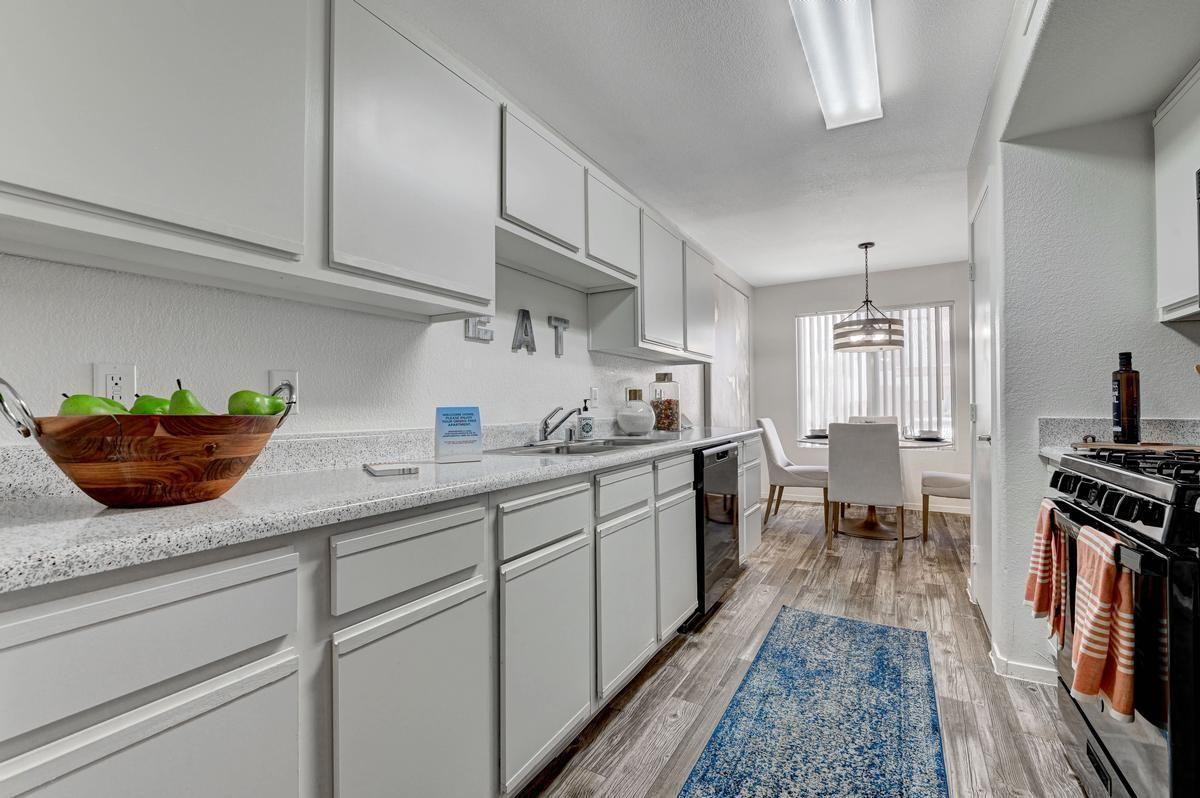 6650 E Russell Rd - Photo 4 of 28