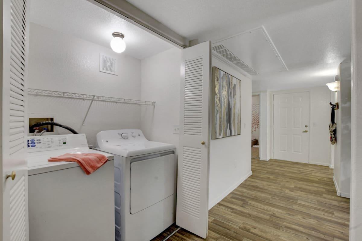 6650 E Russell Rd - Photo 5 of 28