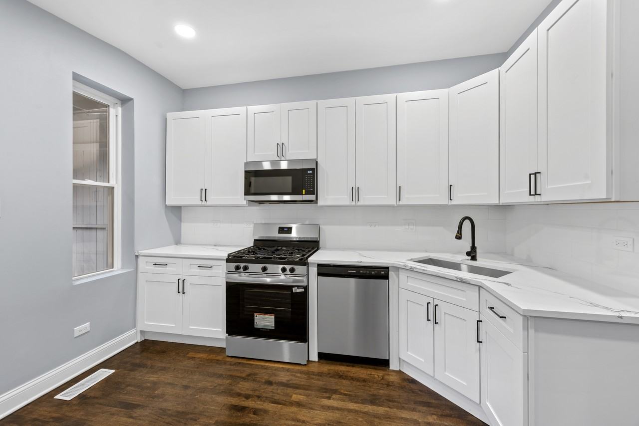 915 W Newport Ave #1 - Photo 2 of 17