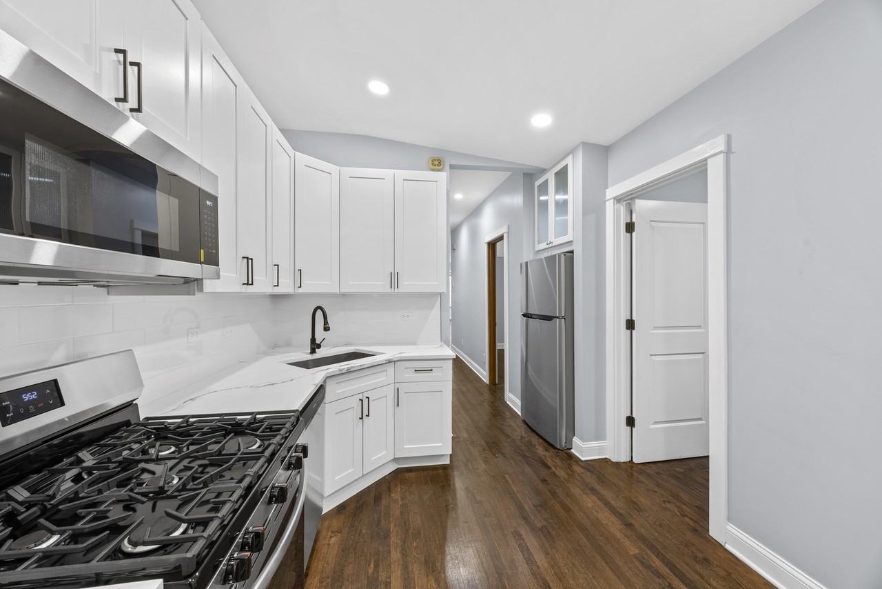 915 W Newport Ave #1 - Photo 3 of 17