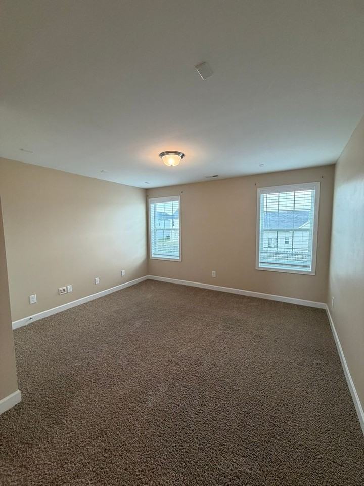 1661 Stackhouse Dr - Photo 2 of 33