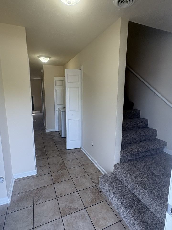 1612 Highland Way #C - Photo 2 of 9
