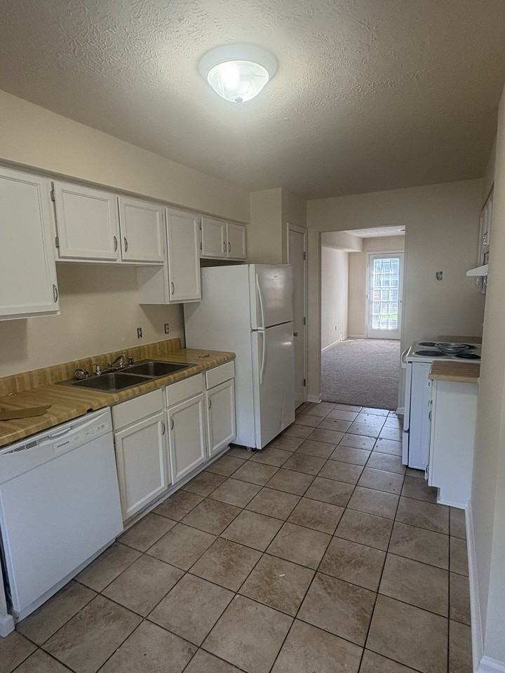 1612 Highland Way #C - Photo 3 of 9
