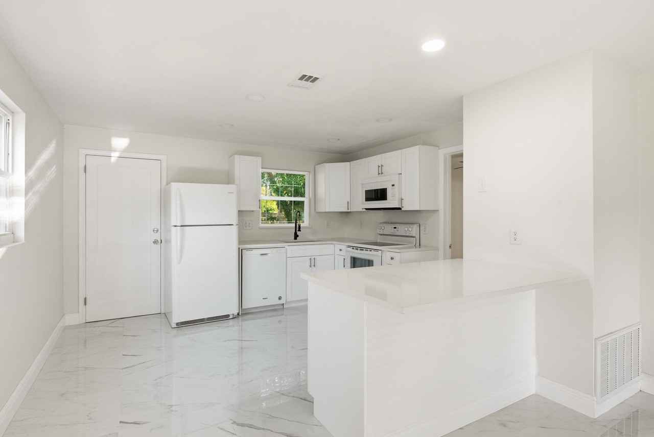 708 Pennsylvania Ave #1 - Photo 3 of 22