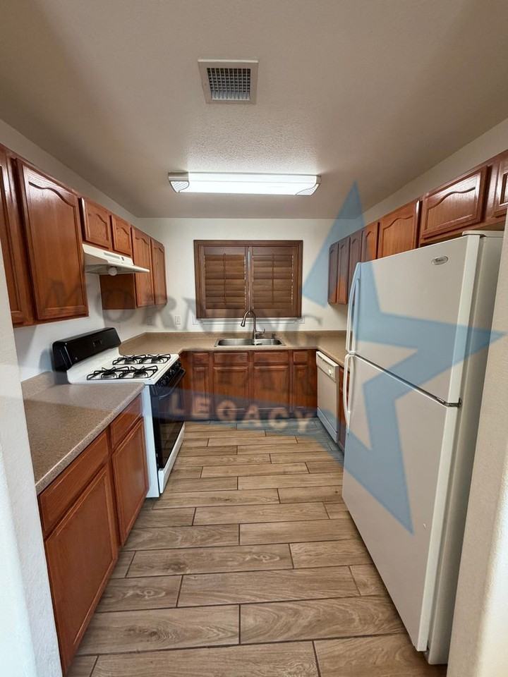 1320 Doniphan Pl - Photo 3 of 18
