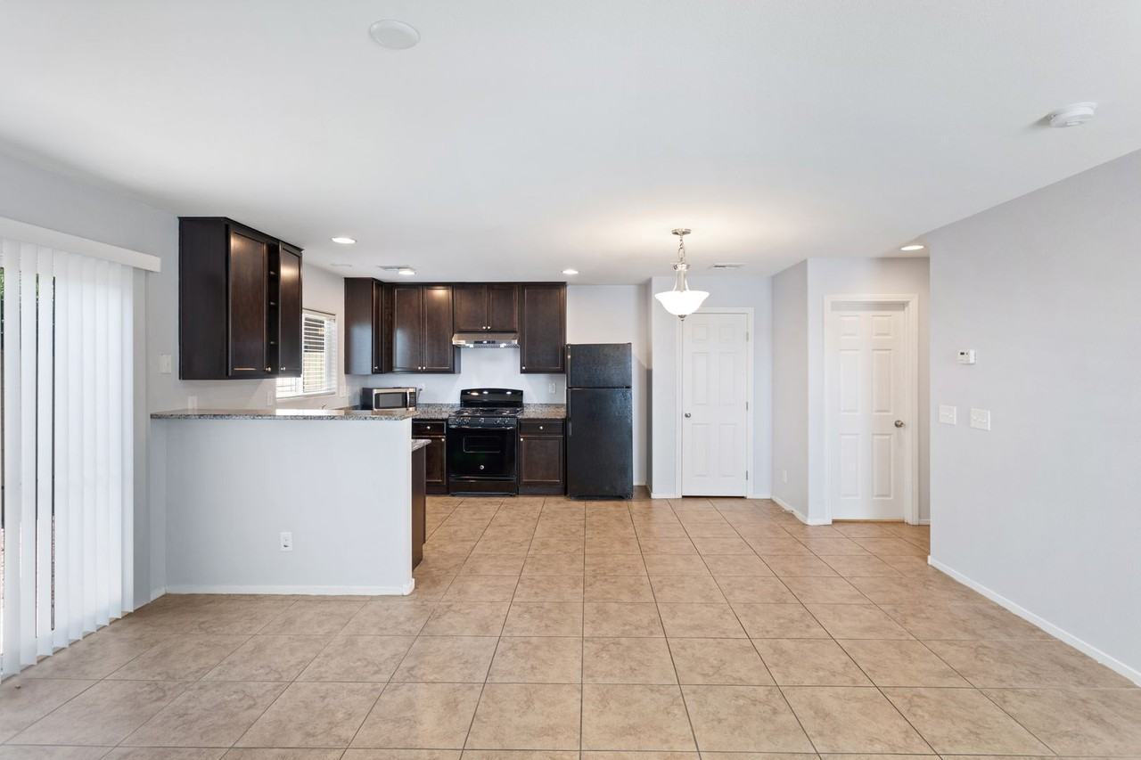 8257 Vanity Fair Ln - Photo 7 of 34
