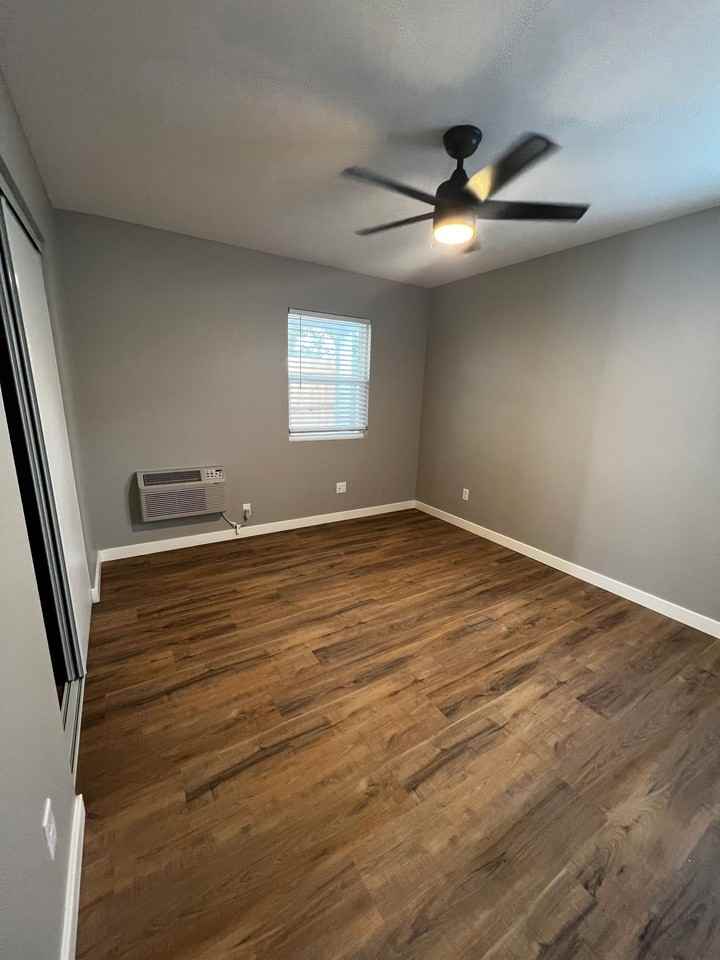 5050 54th St - Photo 3 of 25