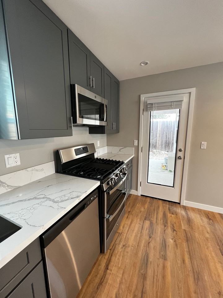 5050 54th St - Photo 5 of 25