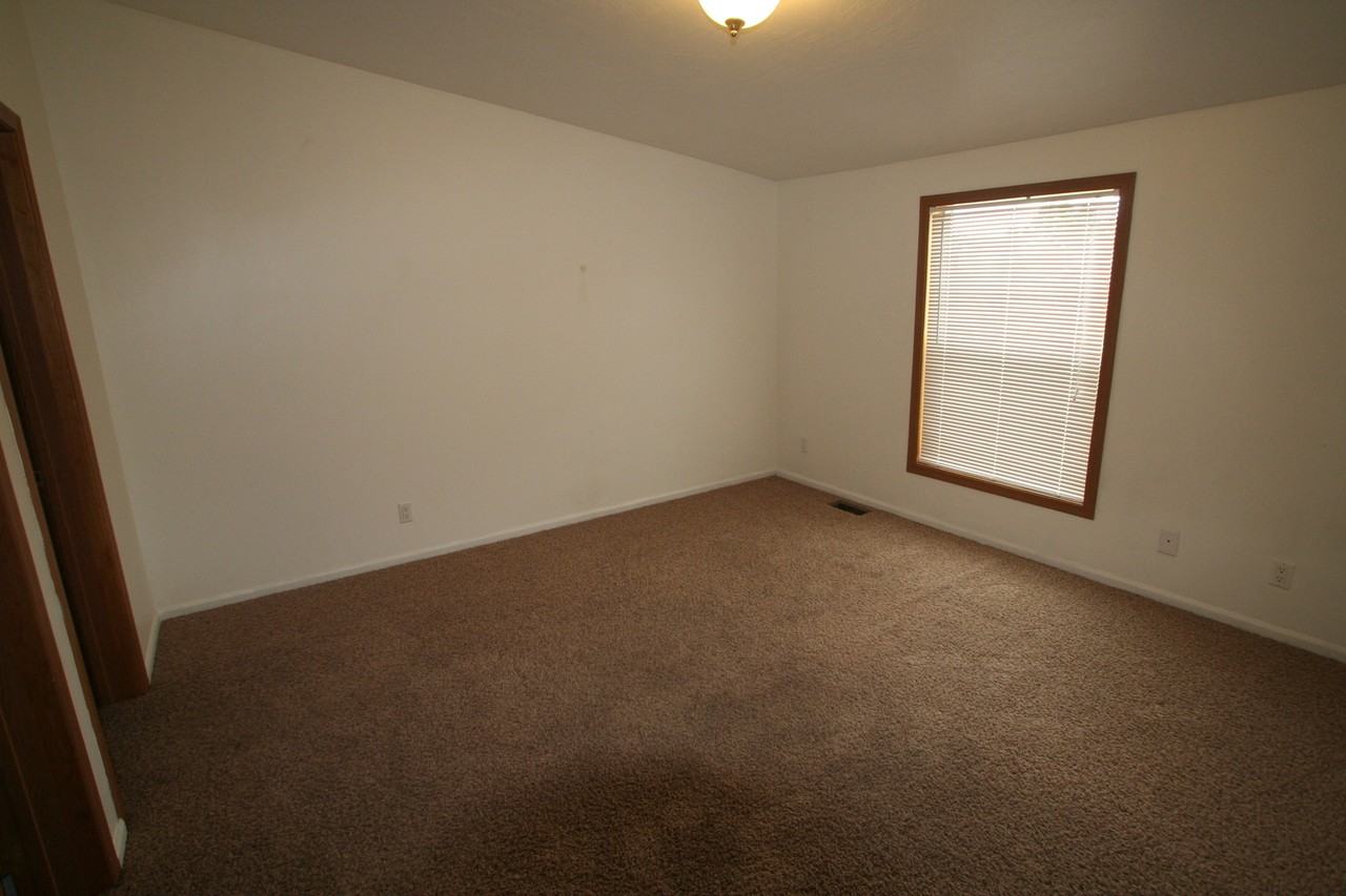 2709 Crab Tree St - Photo 7 of 17
