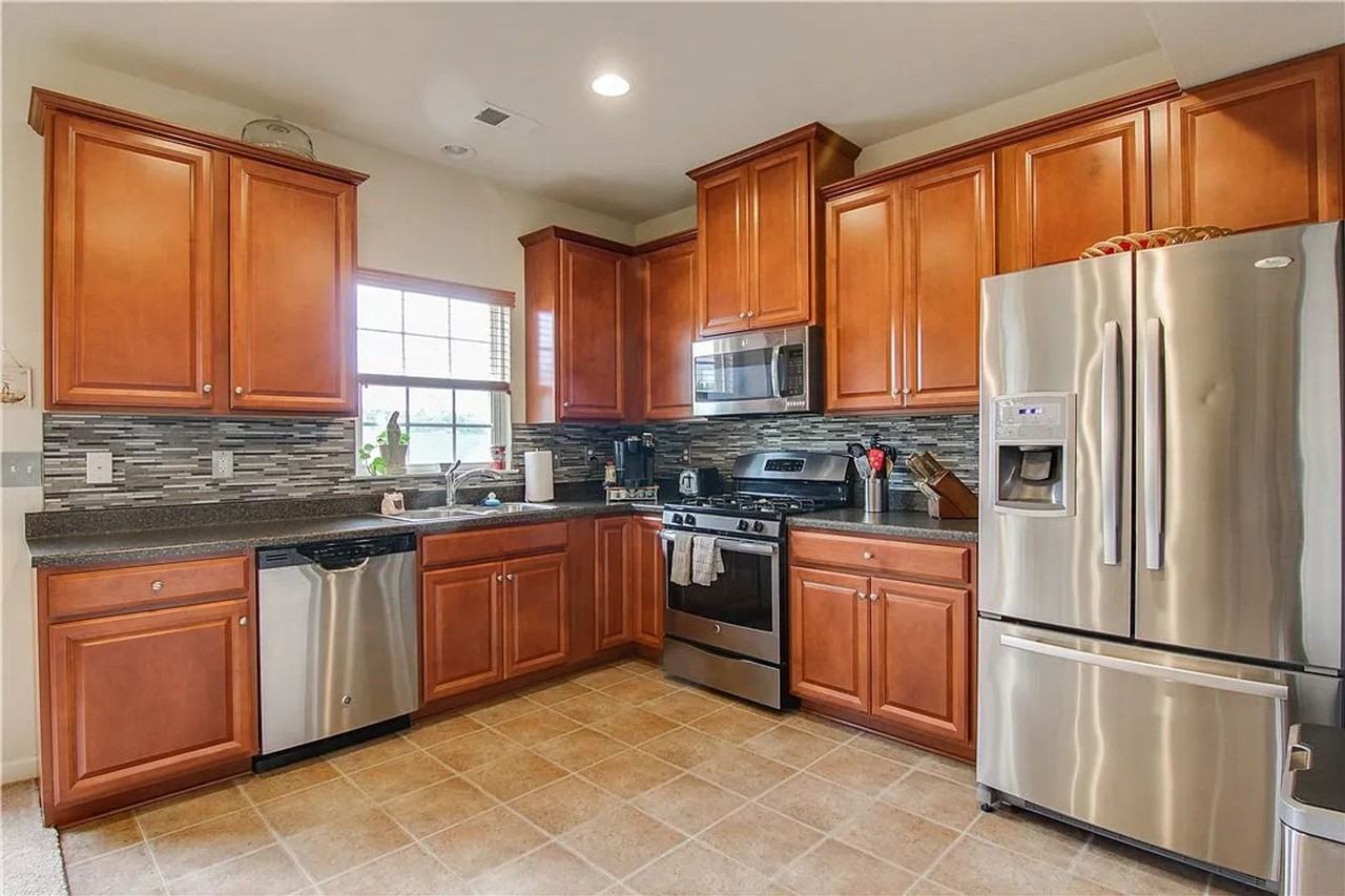 506 Broadmore Ln - Photo 3 of 25