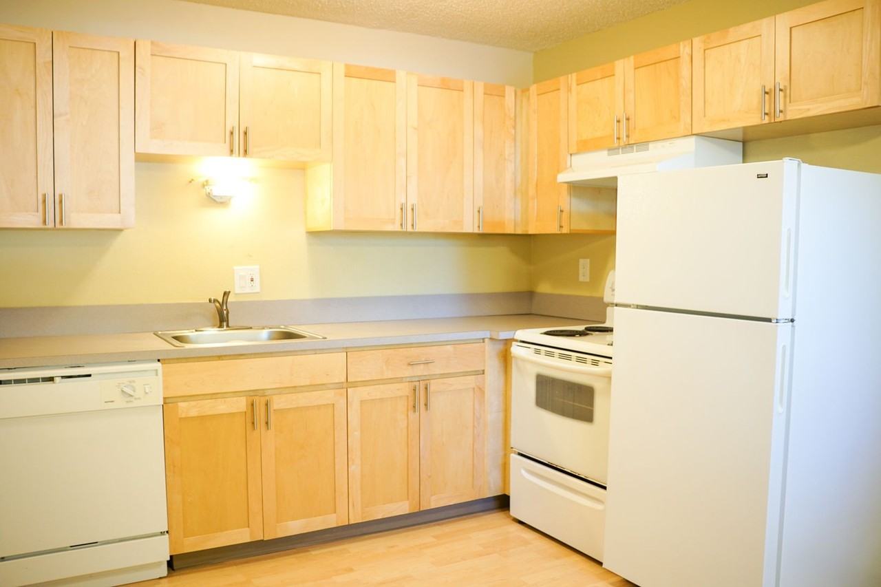 1537 Se Stark St - Photo 2 of 9