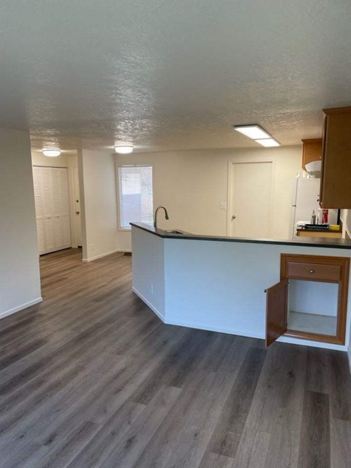 1045 Raffon Ct Se - Photo 3 of 12
