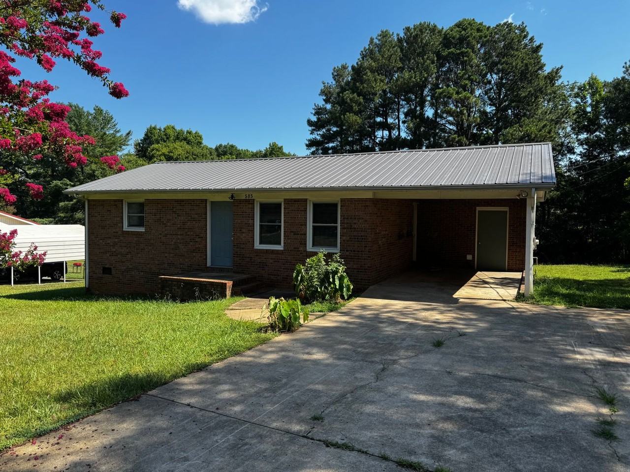 585 Winter Park Dr - Photo 2 of 18