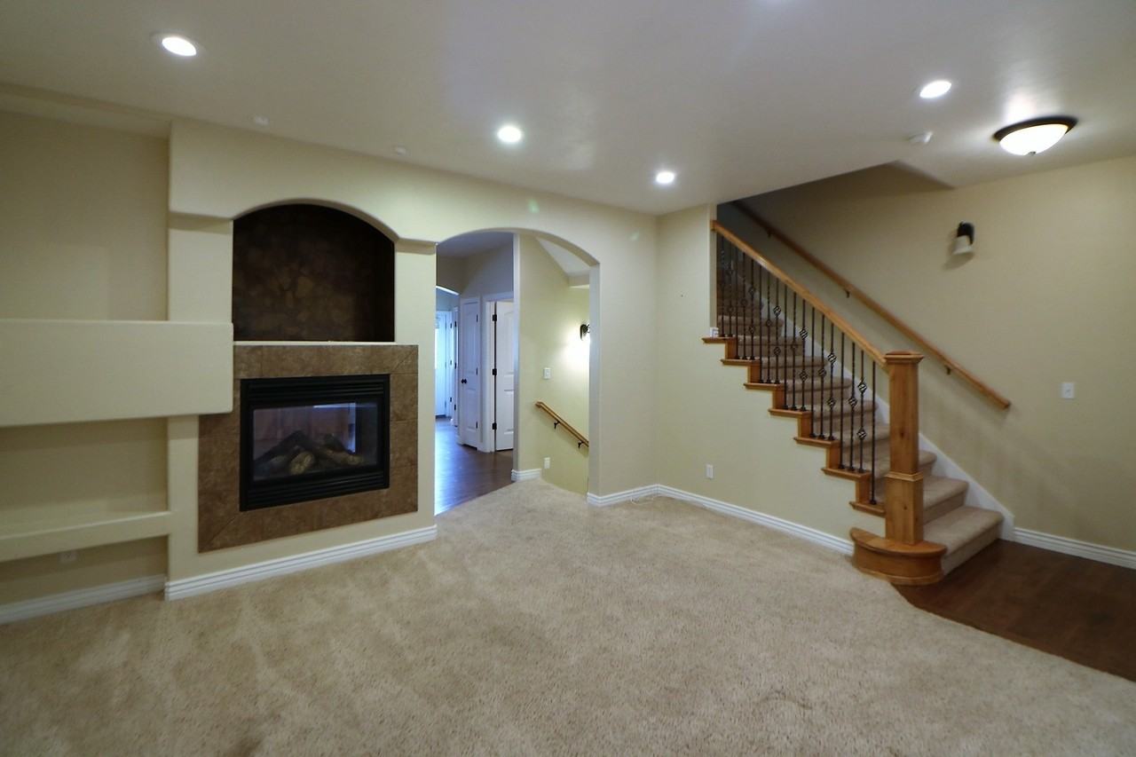 853 853 W Crescent Row - Photo 2 of 23