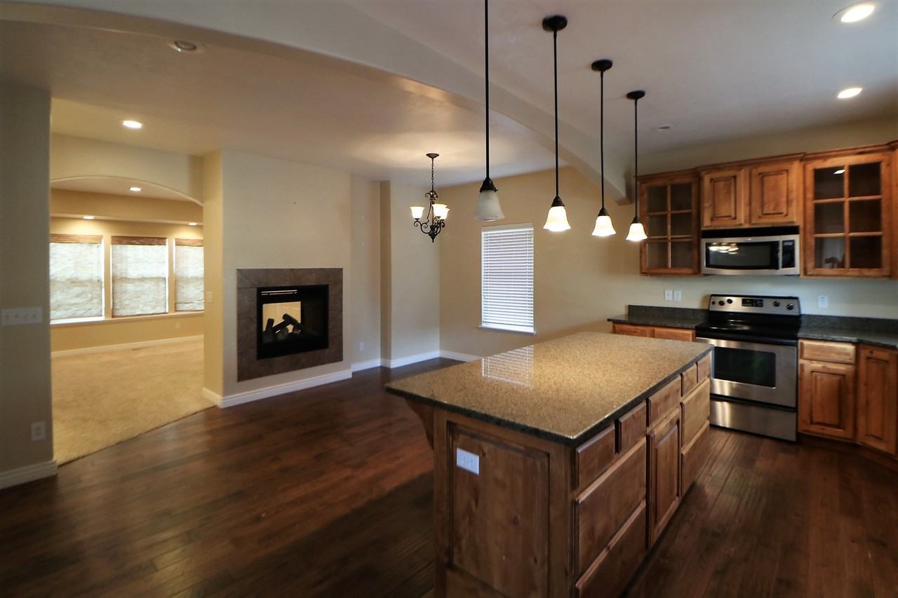 853 853 W Crescent Row - Photo 3 of 23