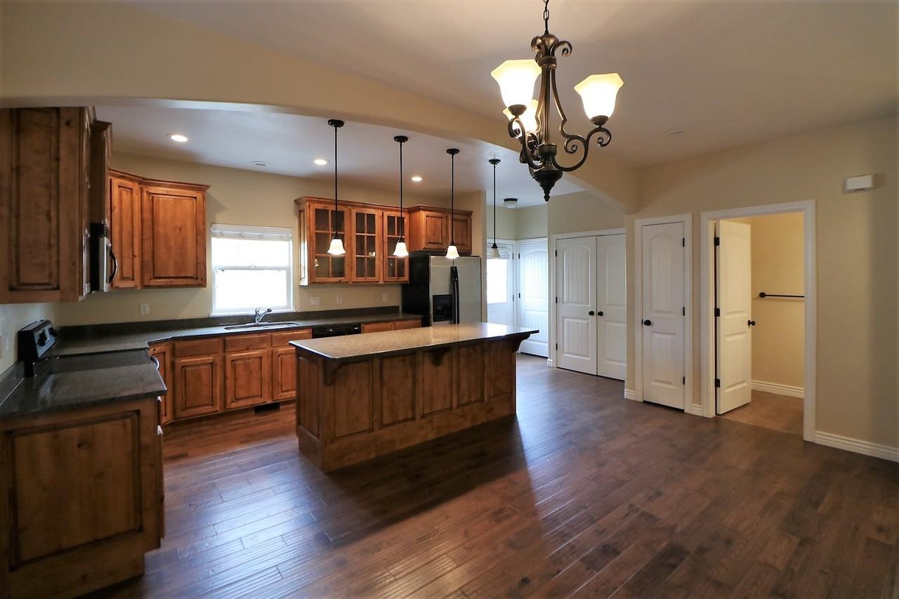 853 853 W Crescent Row - Photo 4 of 23