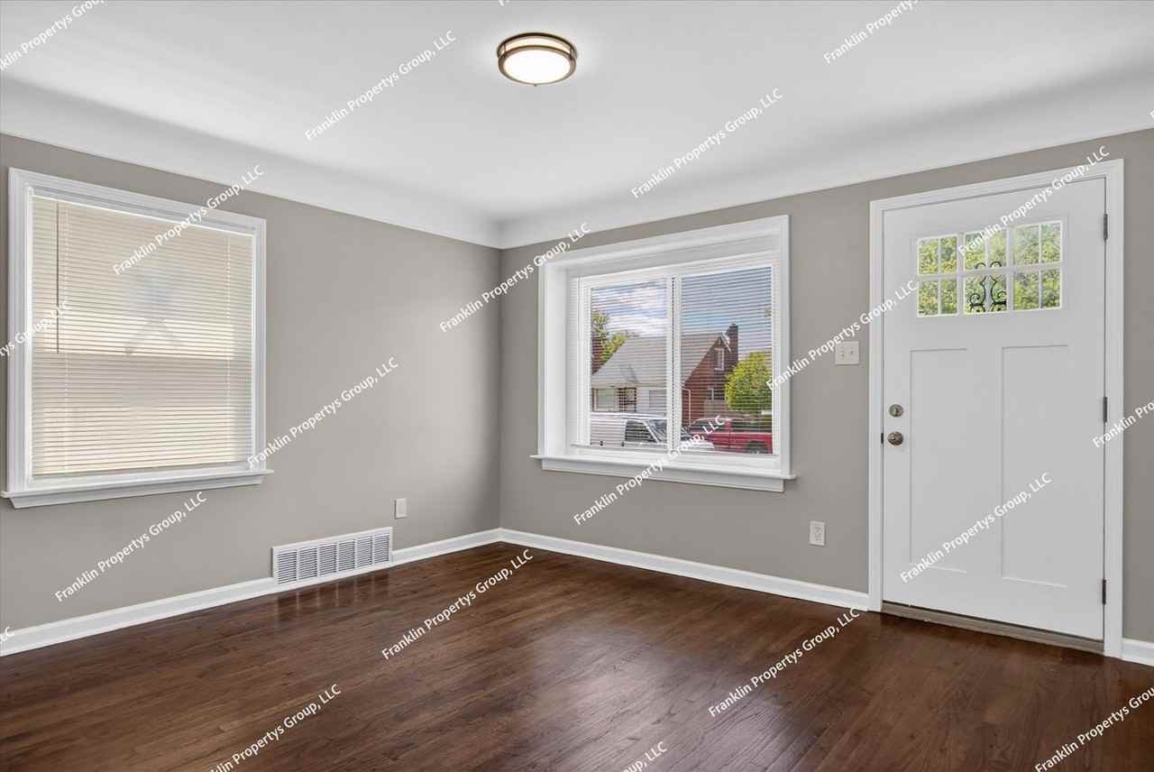 18500 Archdale St - Photo 3 of 30