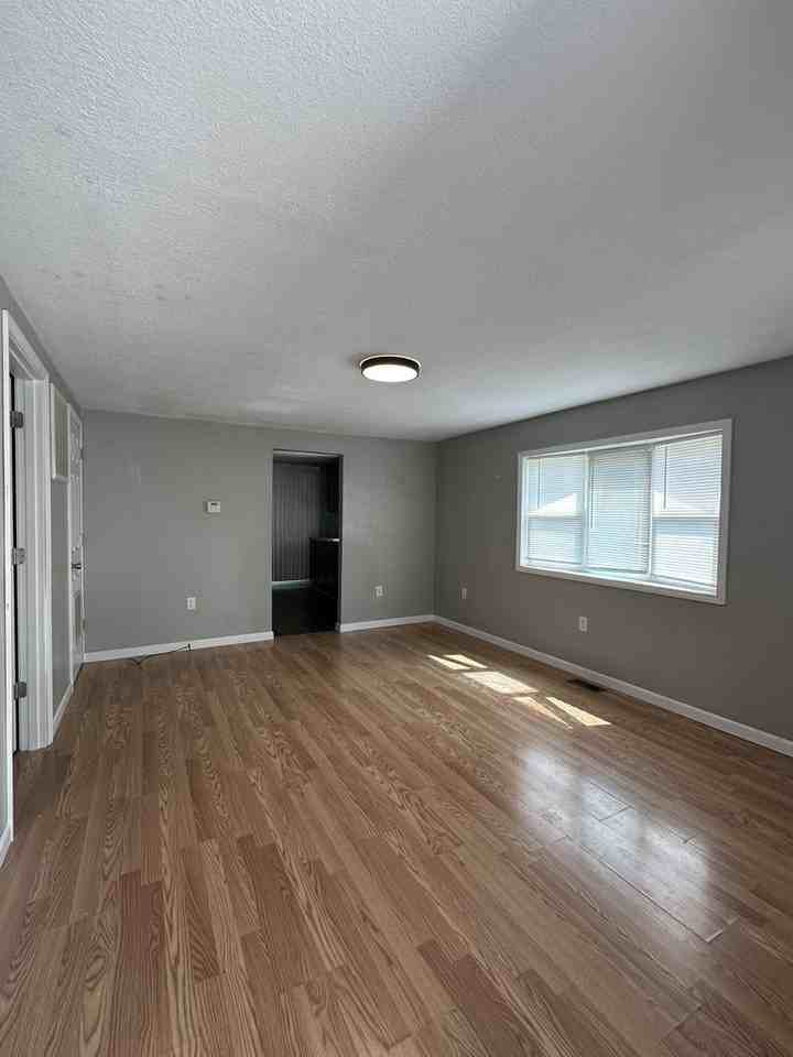 2700 E Memorial Dr - Photo 2 of 14