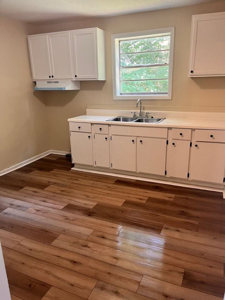 209 E 5th St - Photo 2 of 4