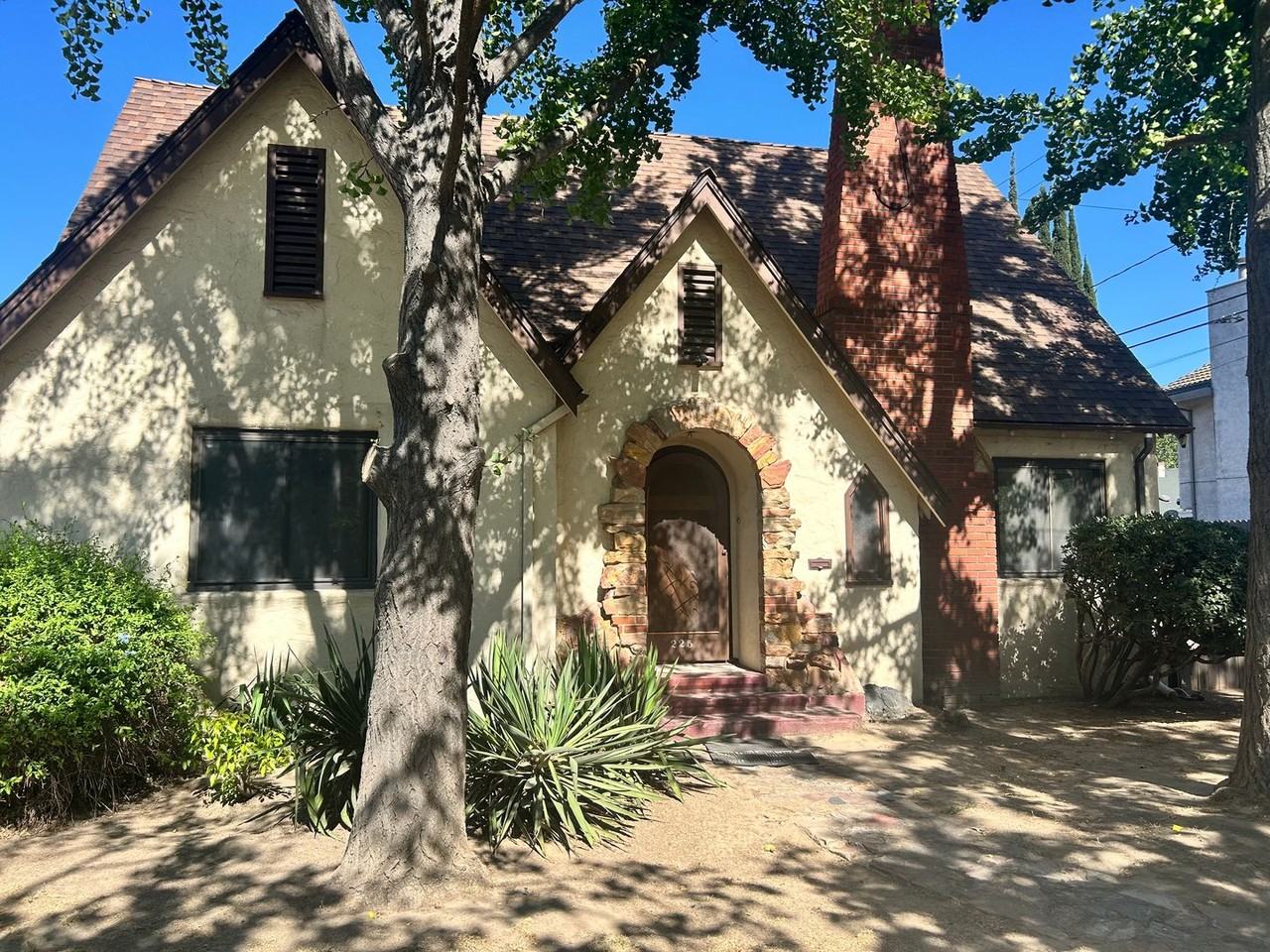 225 Sunset Blvd - Photo 3 of 30
