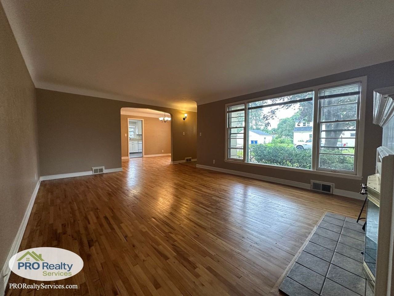 701 Cottage Ave W - Photo 2 of 39