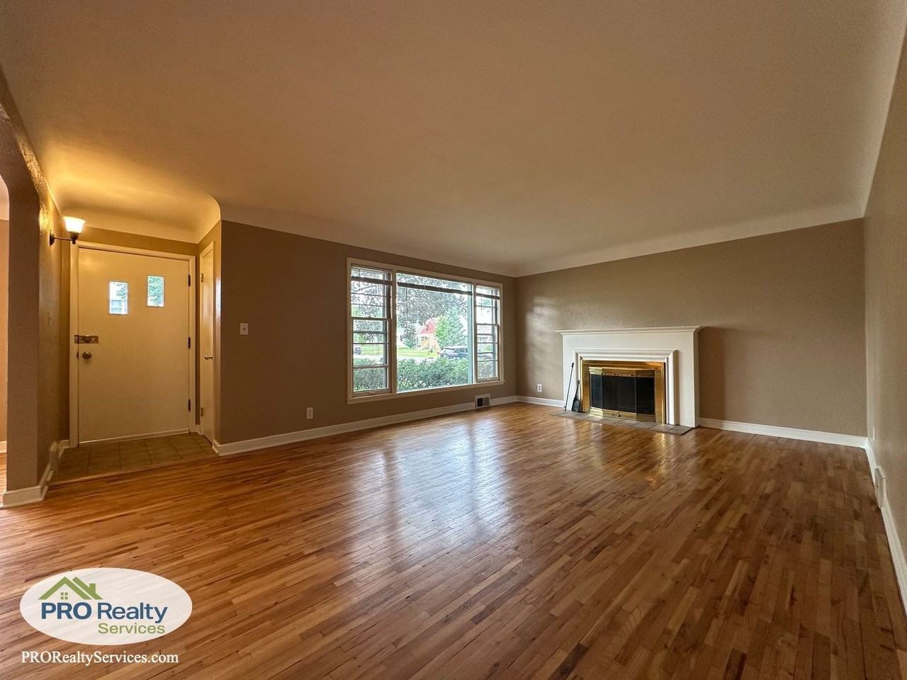 701 Cottage Ave W - Photo 3 of 39
