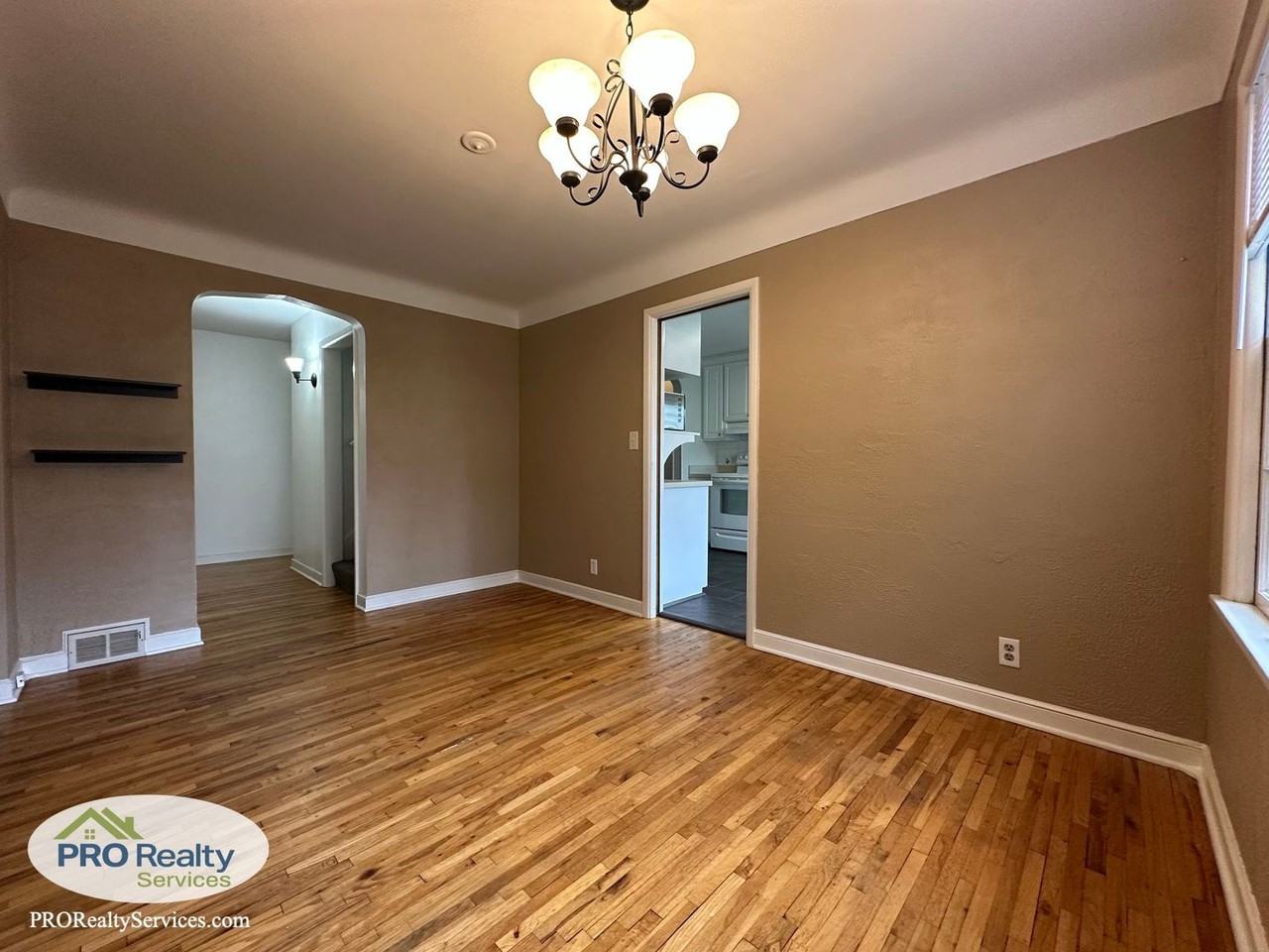 701 Cottage Ave W - Photo 4 of 39