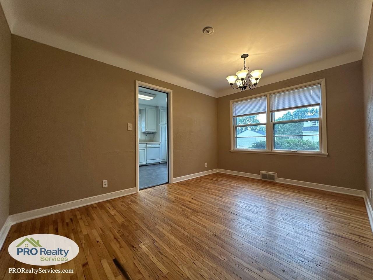 701 Cottage Ave W - Photo 5 of 39