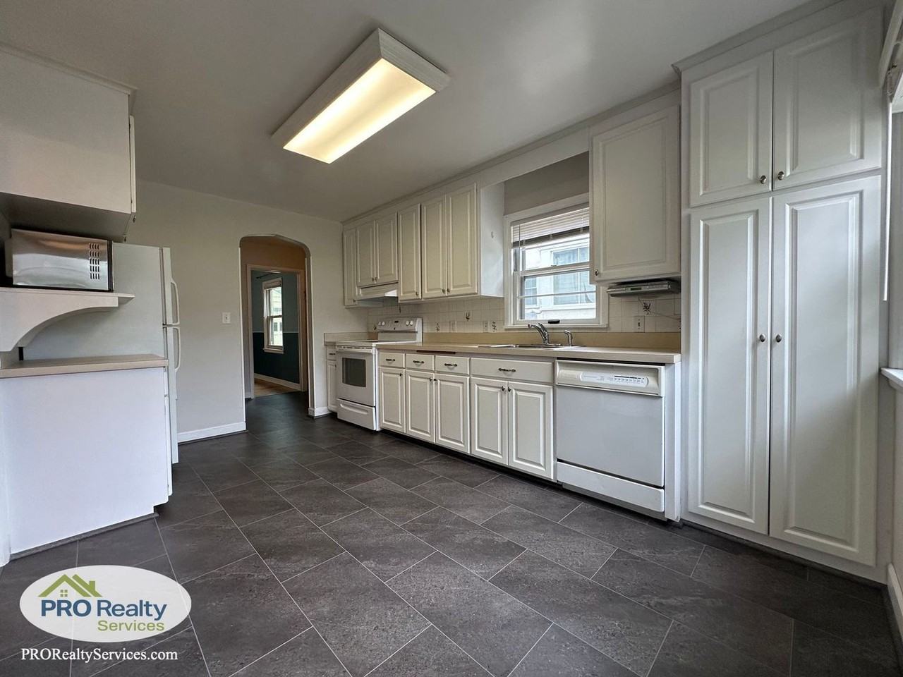 701 Cottage Ave W - Photo 7 of 39