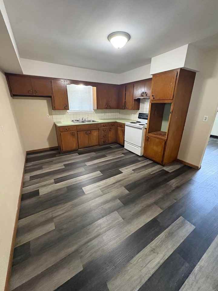 2426 N Delaware Ave - Photo 4 of 10