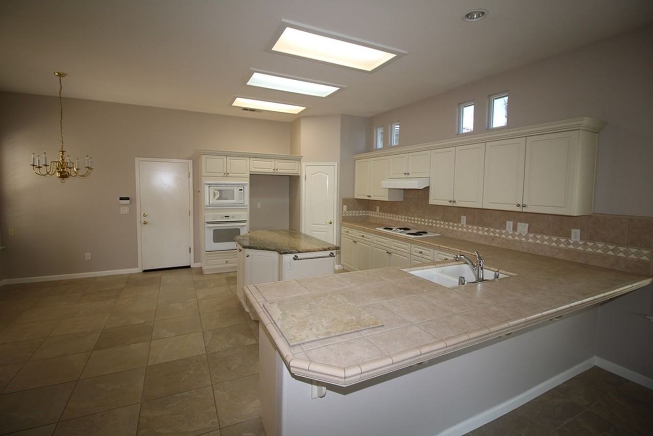 795 Heritage Ave - Photo 4 of 31