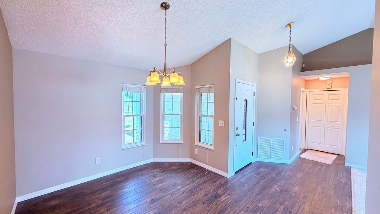 2850 Bolton Bnd - Photo 4 of 41