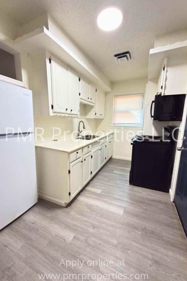 2406 Sw D Ave - Photo 2 of 6