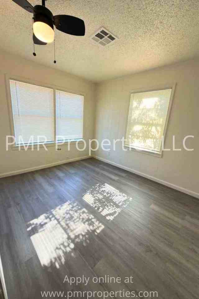 2406 Sw D Ave - Photo 3 of 6