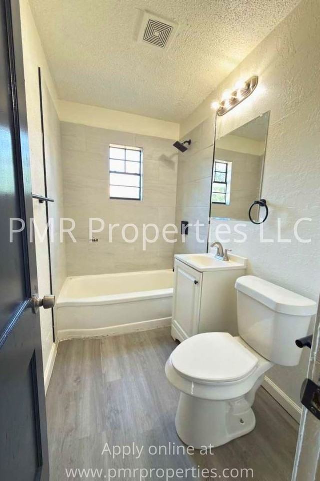 2406 Sw D Ave - Photo 5 of 6
