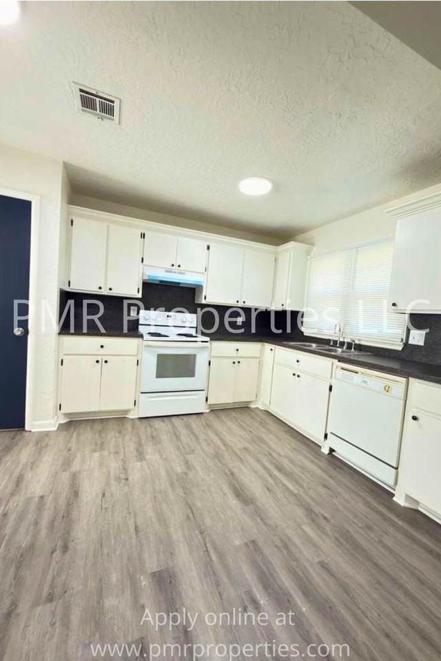 8 Nw 25th St - Photo 2 of 11