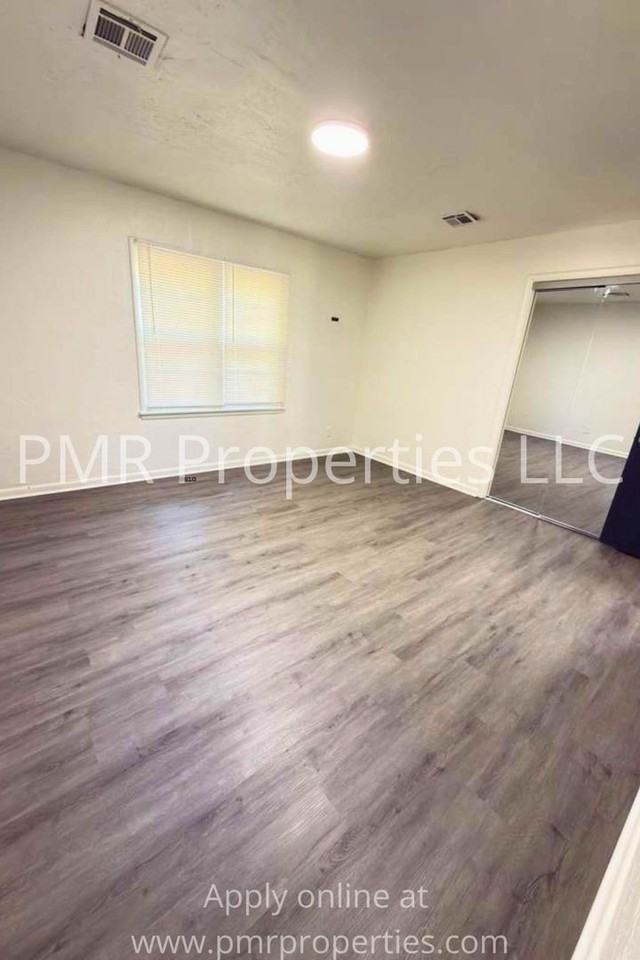 8 Nw 25th St - Photo 3 of 11