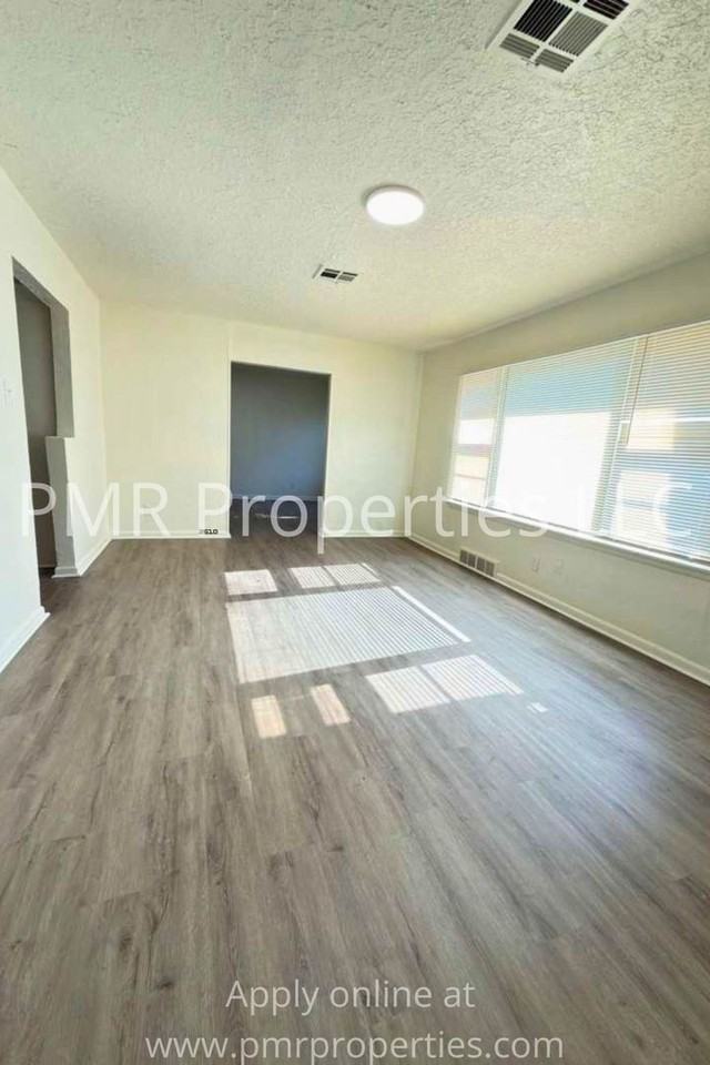8 Nw 25th St - Photo 5 of 11