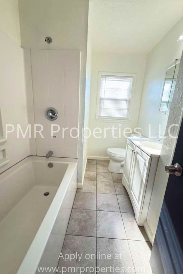8 Nw 25th St - Photo 7 of 11
