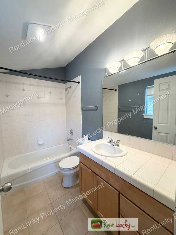 2652 Nw 56th St - Photo 5 of 23