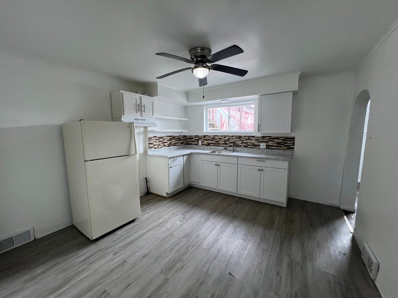208-210 208-210 McClure St. - 210 McClure - Photo 2 of 11